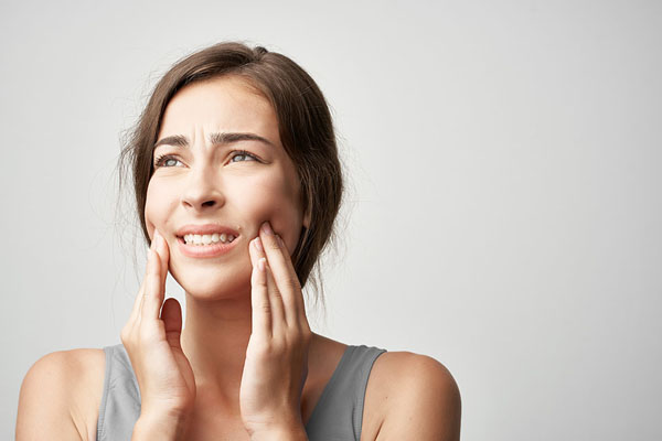 woman feeling toothaches